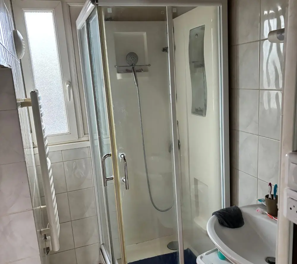 Salle d’eau d’un logement de l’immeuble de rapport — avant travaux